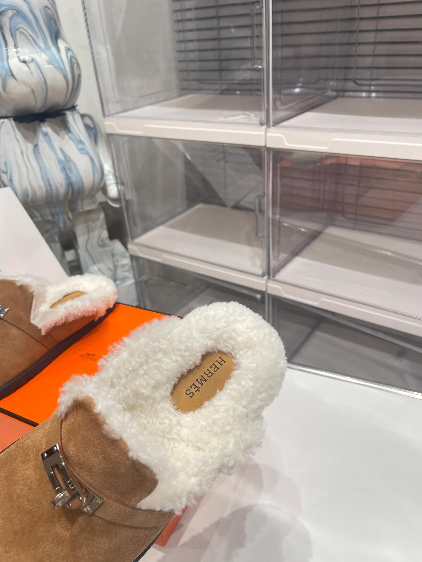【HERMESG】Furry mop P: 580💰 ●Number of sizes: Men 39-44 (45 custom-made) Women 35-40 (41.42 custom-made) HERMES Hermès cute half-movers.  Classic family language design! It looks good no matter how you match it! Casual and high-end feeling, the comfort is also great, paired with various colorful socks, it has a trendy high-end feel. The top version is made of high-quality real wool ●Upper: imported cow suede ●Inner: imported sheepskin one piece ●Foot: imported mixed sheepskin ●Outsole: Tpu non-slip and wear-resistant outsole.